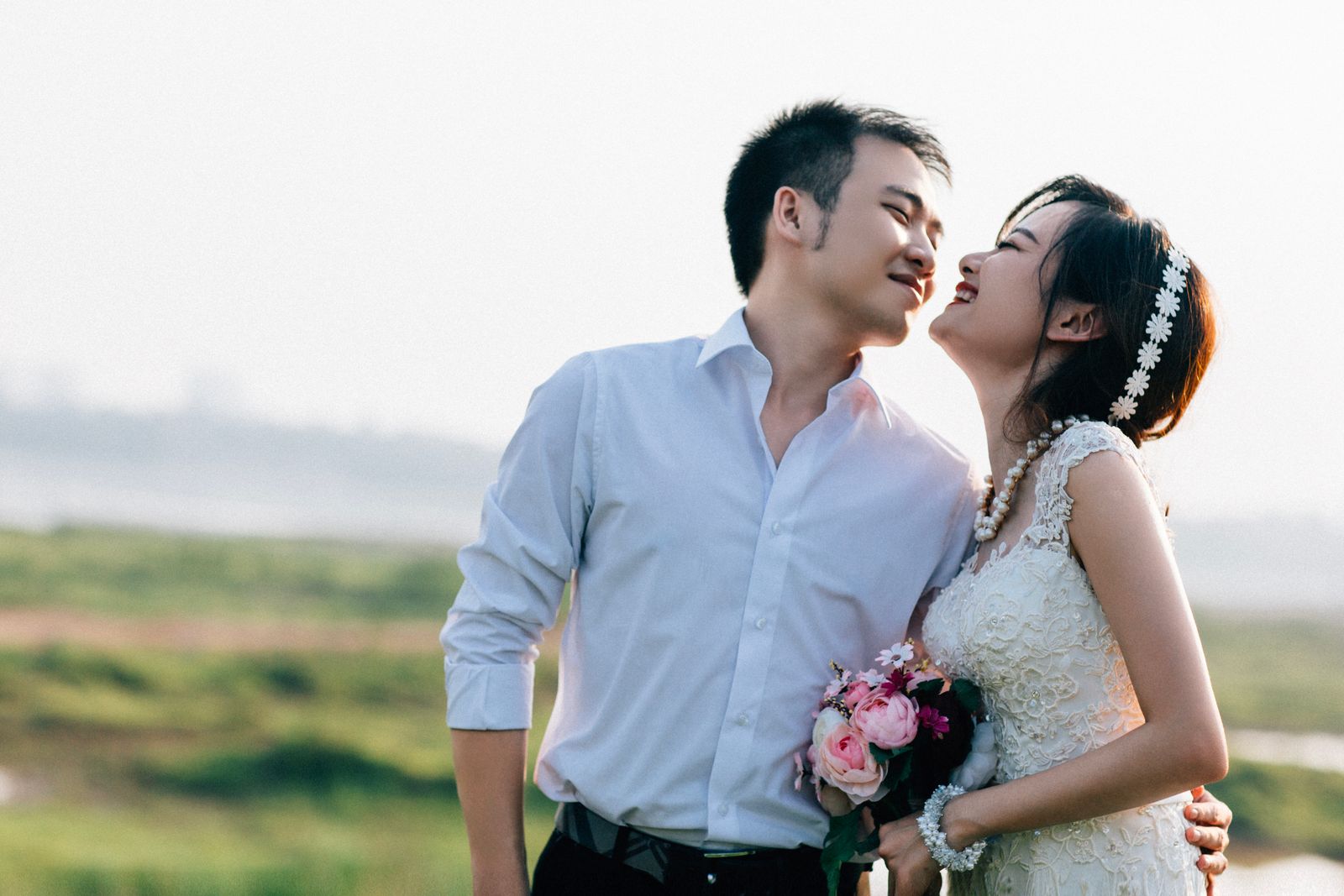 Cặp đôi cùng bó hoa trong buổi chụp ảnh tại Hà Nội