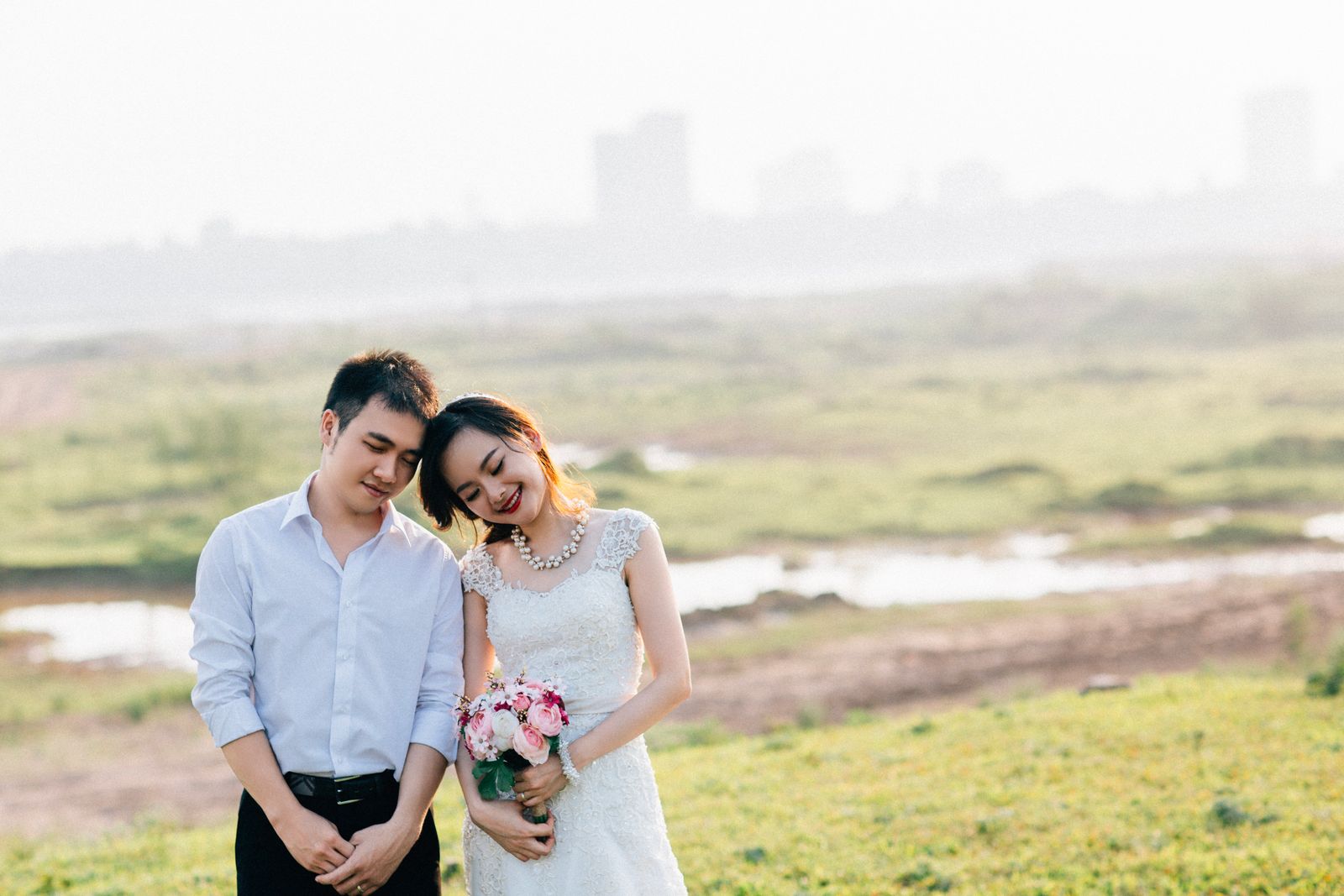 Cặp đôi trong buổi chụp ảnh cưới ngoài trời ở Hà Nội