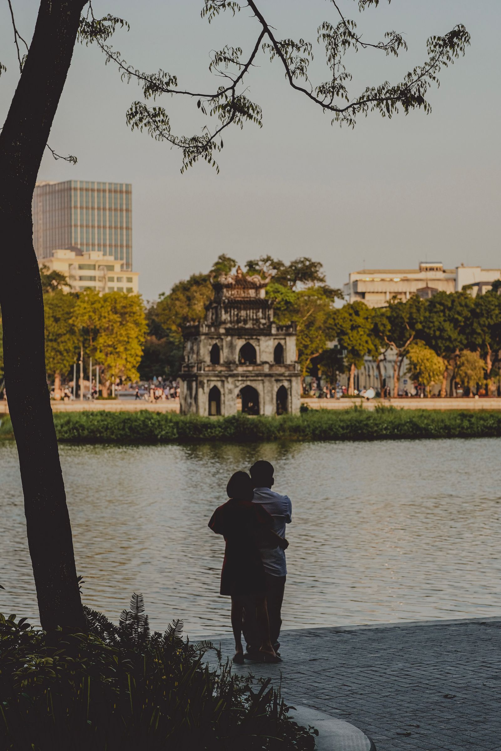Cặp đôi ôm nhau bên hồ ở Hà Nội